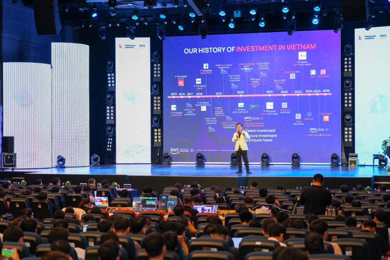 Diễn giả chia sẻ về hành trình AWS và FCAJ tại hội thảo cộng đồng